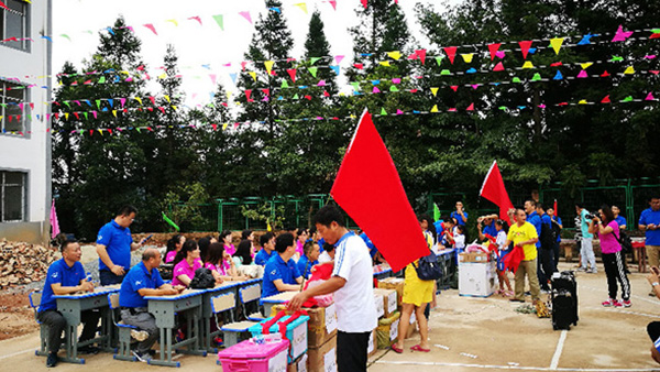 共同前行， 温暖你我——徐州mk体育统一医药连锁销售有限公司贵州修文小学助学行